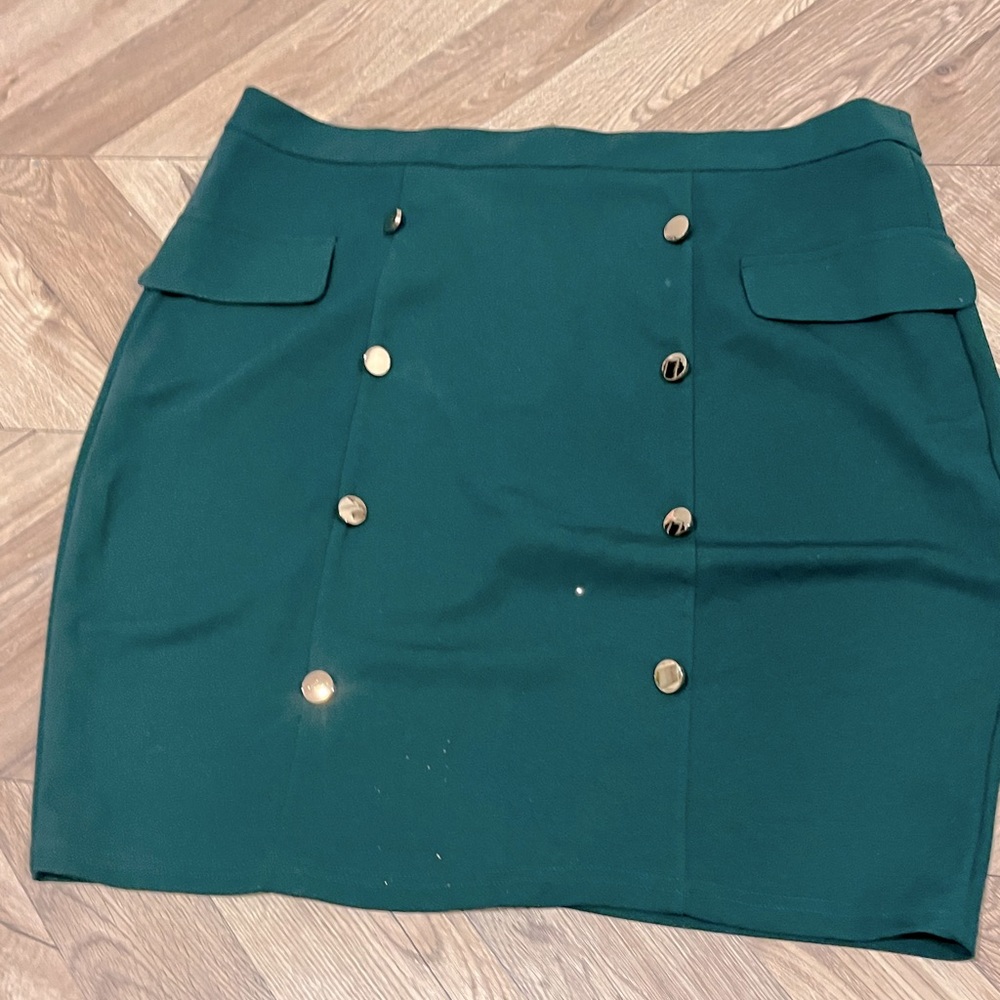 Green mini skirt with metal bottons